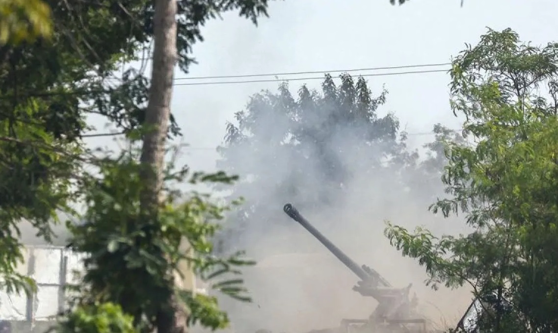 Sebuah unit militer Thailand melepaskan tembakan ke arah Kamboja dengan artileri berat di Provinsi Surin, Thailand, Jumat (25/7/2025).