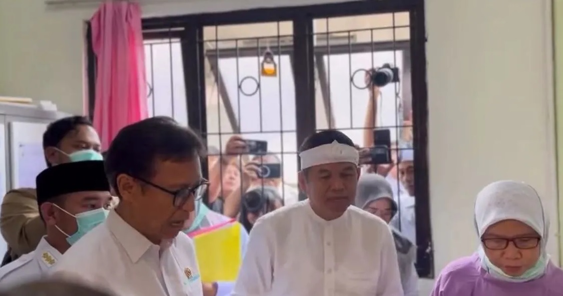 Gubernur Jawa Barat Dedi Mulyadi (tengah) dan Menteri Kesehatan Budi Gunadi Sadikin saat meninjau penanganan kusta di Puskesmas Sirnajaya, Kabupaten Bekasi, Jawa Barat, Rabu (23/7/2025).