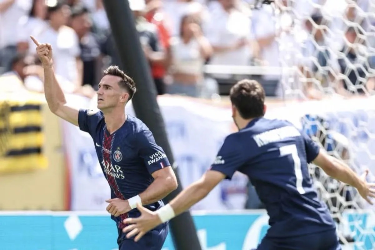Gelandang Paris Saint-Germain (PSG) Fabian Ruiz (kiri) selebrasi setelah memasukkan gol ke gawang Real Madrid. Paris Saint-Germain (PSG) melaju ke final Piala Dunia Antarklub FIFA 2025 setelah menghajar Real Madrid dengan skor telak 4-0 pada semifinal di Stadion Metlife, New Jersey, Kamis dini hari WIB. (www.psg.fr)