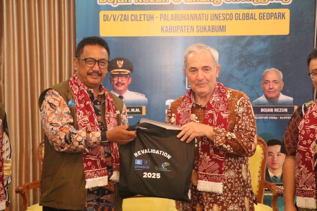 DISAMBUT: Bupati Sukabumi Asep Japar saat menyambut kunjungan evaluasi UGGp di Gedung Negara Pendopo Sukabumi, Jalan Raya Ahmad Yani, Kecamatan Warudoyong, Kota Sukabumi, Senin (30/6).