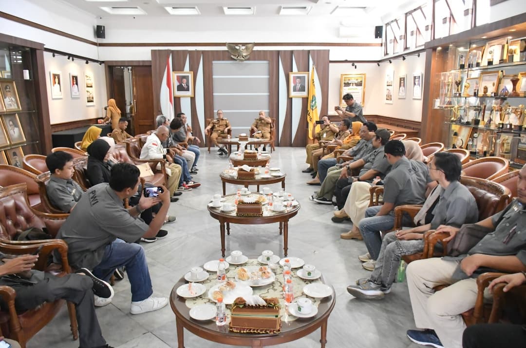 AUDIENSI: Persatuan Wartawan Indonesia (PWI) Kota Sukabumi saat beraudiensi dengan Wali Kota Sukabumi Ayep Zaki di ruang utama Balai Kota, Senin (30/6).