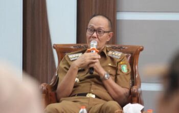 DIWAWANCARA: Wali Kota Sukabumi Ayep Zaki saat diwawancara sejumlah media, Senin (30/6).