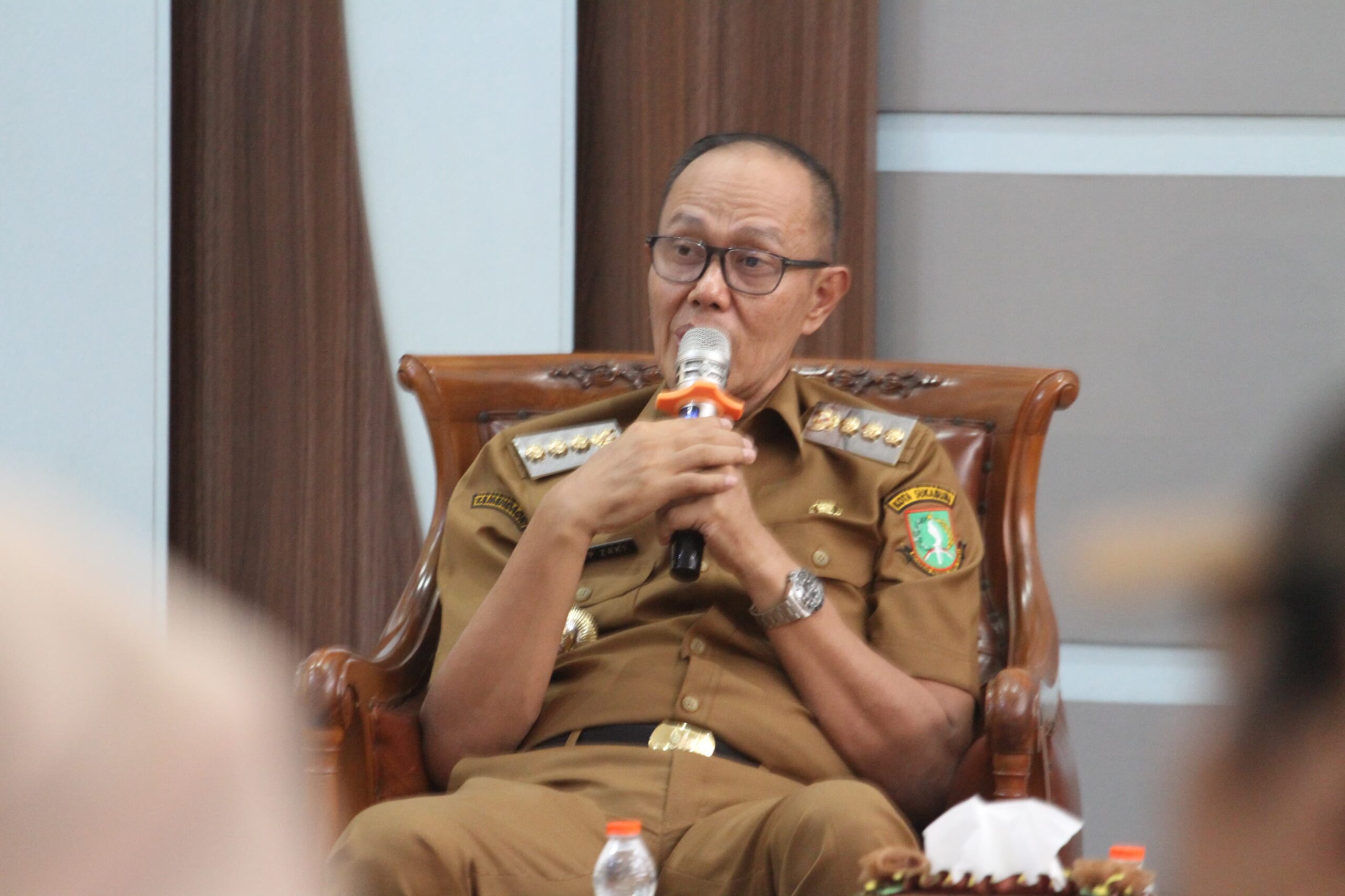 DIWAWANCARA: Wali Kota Sukabumi Ayep Zaki saat diwawancara sejumlah media, Senin (30/6).