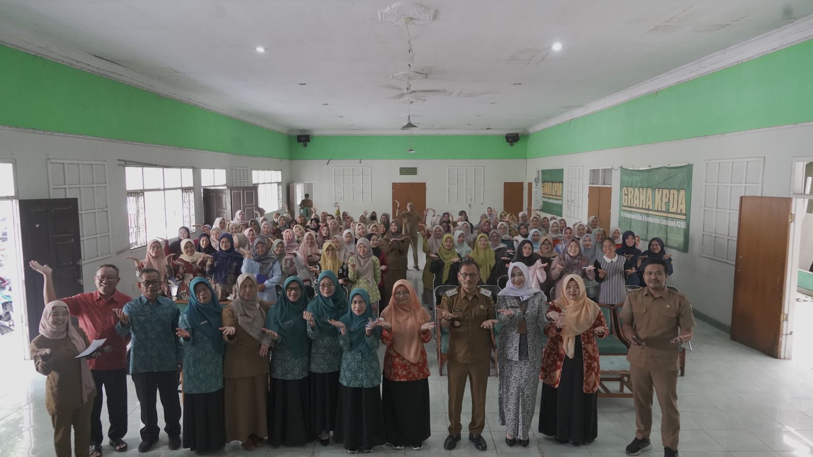 Ketua IBI Kabupaten Sukabumi, Hj. Ani Andriani, saat pemaparan mengenai tantangan dan solusi strategis dalam meningkatkan mutu layanan pendamping.