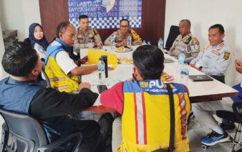 Petugas Dishub Kabupaten Sukabumi, bersama Polres Sukabumi saat rapat koordinasi dengan Kementerian PUPR perihal sosialisasi kebijakan Zero ODOL kepada para pelaku usaha transportasi dan penyedia jasa konstruksi.
