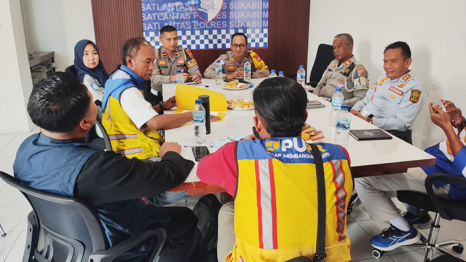 Petugas Dishub Kabupaten Sukabumi, bersama Polres Sukabumi saat rapat koordinasi dengan Kementerian PUPR perihal sosialisasi kebijakan Zero ODOL kepada para pelaku usaha transportasi dan penyedia jasa konstruksi.