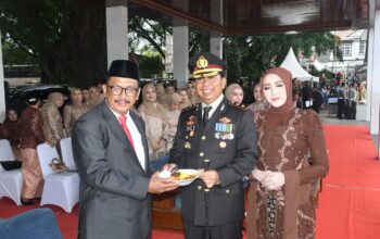 Suasana upacara peringatan Hari Bhayangkara ke-79 Polres Sukabumi di Alun-Alun Palabuhanratu, Selasa (1/7/2025).(FOTO: NANDI/RADARSUKABUMI)