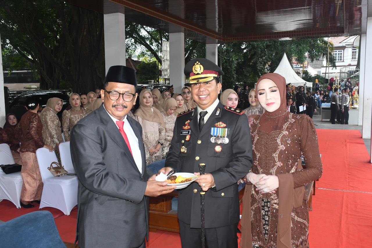 Suasana upacara peringatan Hari Bhayangkara ke-79 Polres Sukabumi di Alun-Alun Palabuhanratu, Selasa (1/7/2025).(FOTO: NANDI/RADARSUKABUMI)