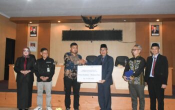 Sekda Ade Suryaman membuka Forum Evaluasi Akhir Program YESS Tahun 2025 di Bale Pangripta Bappelitbangda, Selasa (1/7/2025).(FOTO: NANDI/RADARSUKABUMI)