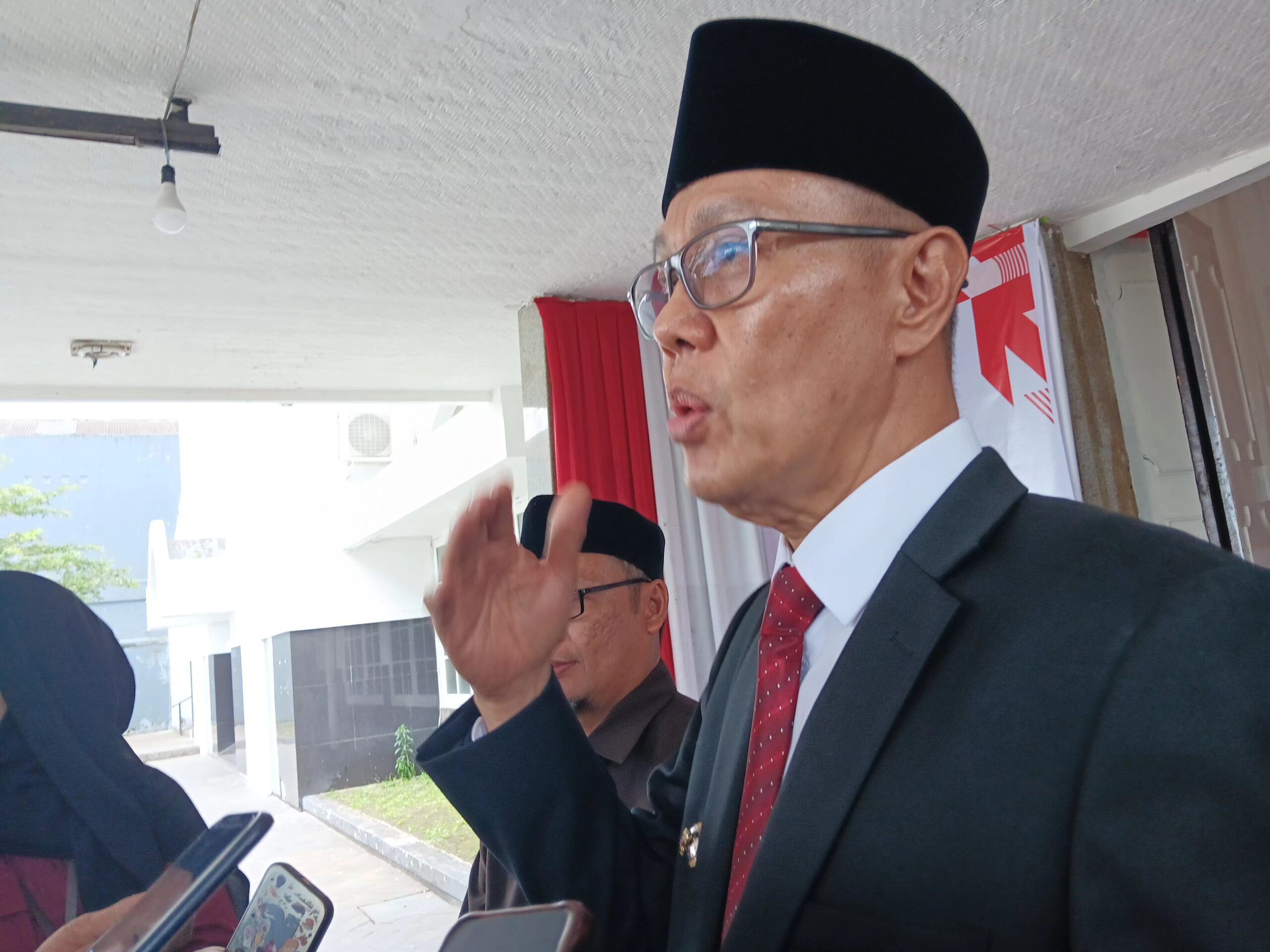 DIWAWANCARA: Wali Kota Sukabumi Ayep Zaki saat diwawancara Radar Sukabumi, Selasa (1/7).(FT: BAMBANG/RADARSUKABUMI)