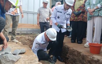 PELETAKAN BATU PERTAMA: Wali Kota Sukabumi Ayep Zaki didampingi Wakil Wali Kota Bobby Maulana saat melakukan peletakan batu pertama pembangunan Gedung Dekranasda di Jalan Kenari, Selasa (1/7).(FT: BAMBANG/RADARSUKABUMI)