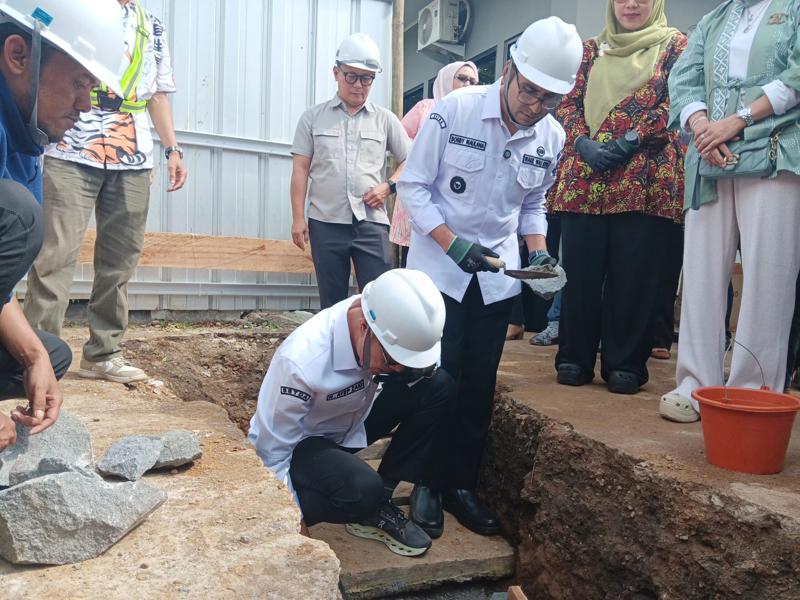 PELETAKAN BATU PERTAMA: Wali Kota Sukabumi Ayep Zaki didampingi Wakil Wali Kota Bobby Maulana saat melakukan peletakan batu pertama pembangunan Gedung Dekranasda di Jalan Kenari, Selasa (1/7).(FT: BAMBANG/RADARSUKABUMI)