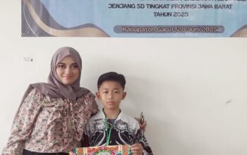 BANGGA : Aldick Arjuna Mahardika dari SDN Dewi Sartika CBM berhasil meraih Juara 1 Kaligrafi Putra pada Pentas PAI Jenjang Sekolah Dasar Tingkat Provinsi Jawa Barat yang diselenggarakan di Kabupten Garut pada 27-28 Juni 2025. Bukan hanya Aldick, Arsyila Munawar dari SD AT Tartil juga berhasil meraih Juara Harapan 2 Cabang Kaligrafi Putri.