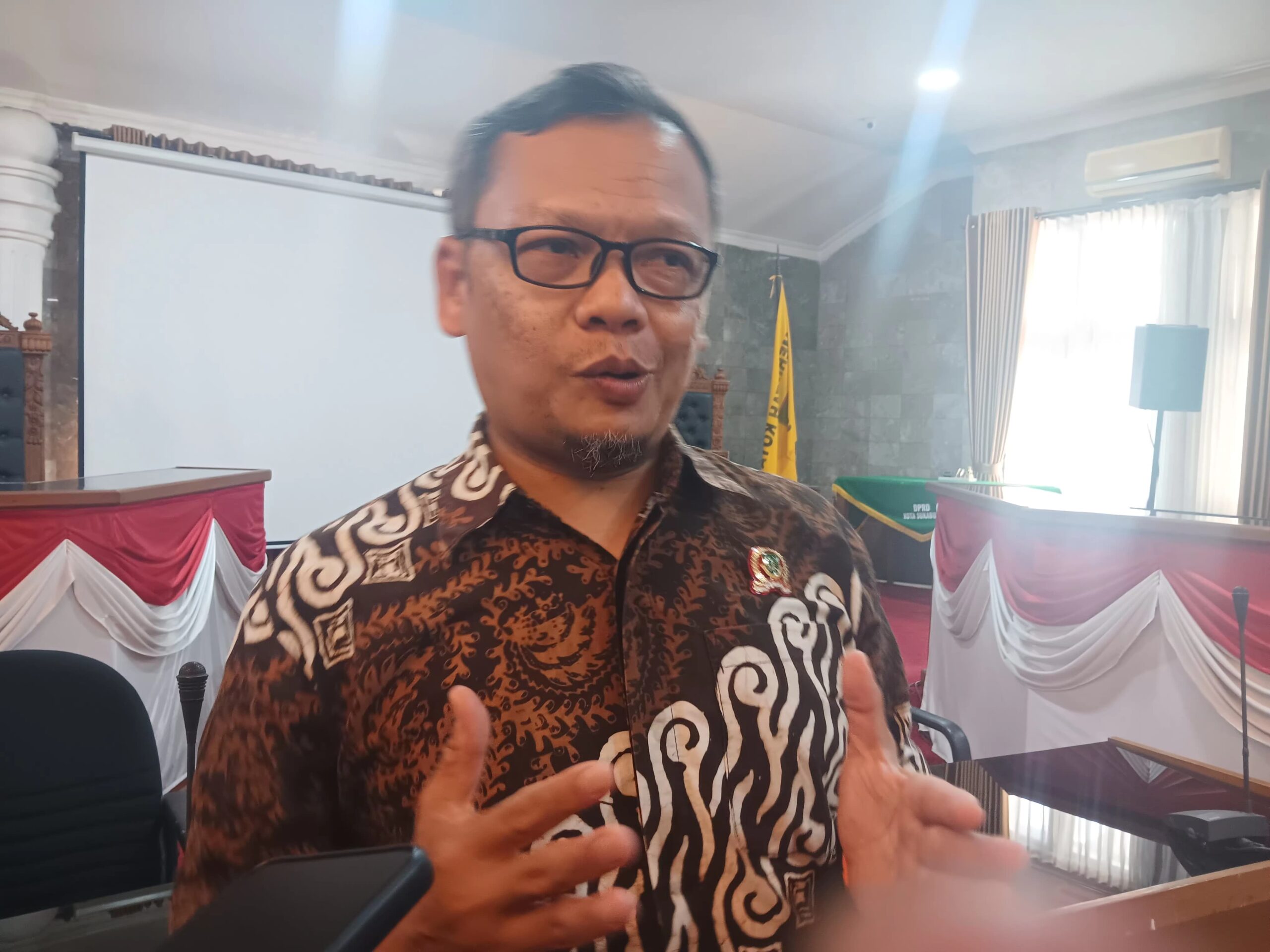DIWAWANCARA: Ketua DPRD Kota Sukabumi, Wawan Juanda saat diwawancara sejumlah media, Rabu (2/7). (FT: BAMBANG/RADARSUKABUMI)