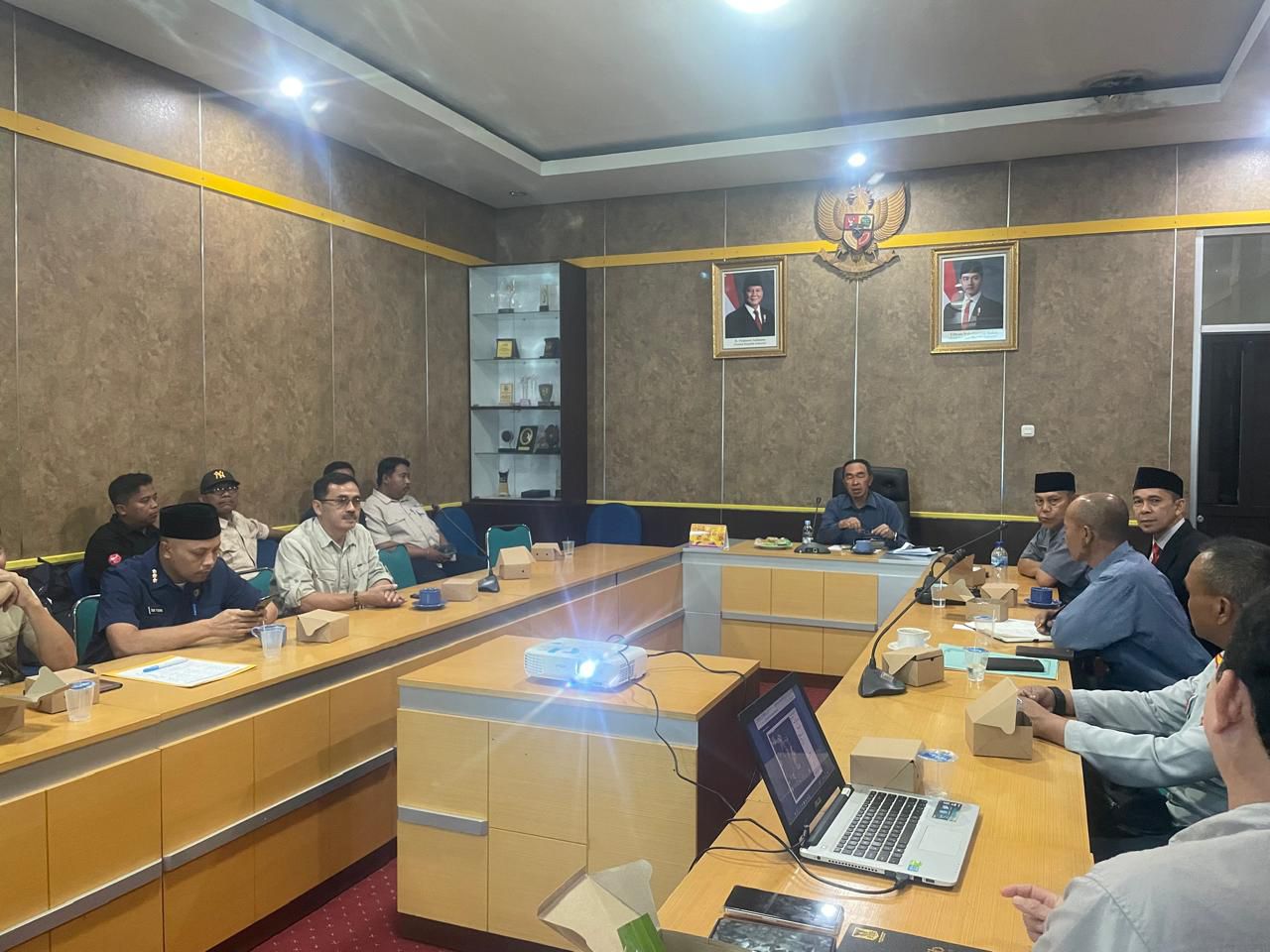 Sekda Kabupaten Sukabumi, Ade Suryaman saat memimpin rakor Pembahasan Penataan Tanah Kantor Kecamatan yang berada di atas Tanah Kas Desa di aula Setda Kabupaten Sukabumi.