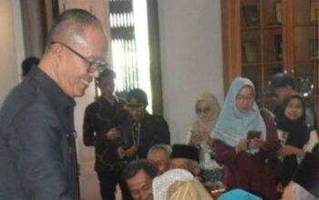 PENYALURAN BANTUAN: Wali Kota Sukabumi Ayep Zaki saat menyalurkan bantuan kepada Lansia, belum lama ini.