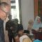 PENYALURAN BANTUAN: Wali Kota Sukabumi Ayep Zaki saat menyalurkan bantuan kepada Lansia, belum lama ini.