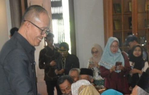 PENYALURAN BANTUAN: Wali Kota Sukabumi Ayep Zaki saat menyalurkan bantuan kepada Lansia, belum lama ini.