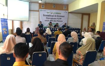 MENYIMAK : Puluhan HRD perusahaan dan ASN saat mengikuti sosialisasi dan edukasi pembiayaan FLPP di aula Disnakertrans Kabupaten Sukabumi pada Kamis (03/06).