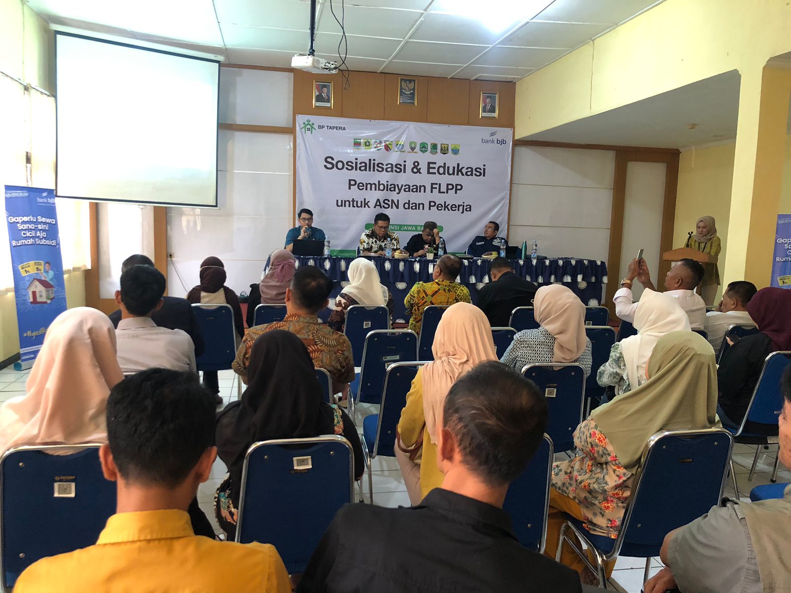 MENYIMAK : Puluhan HRD perusahaan dan ASN saat mengikuti sosialisasi dan edukasi pembiayaan FLPP di aula Disnakertrans Kabupaten Sukabumi pada Kamis (03/06).