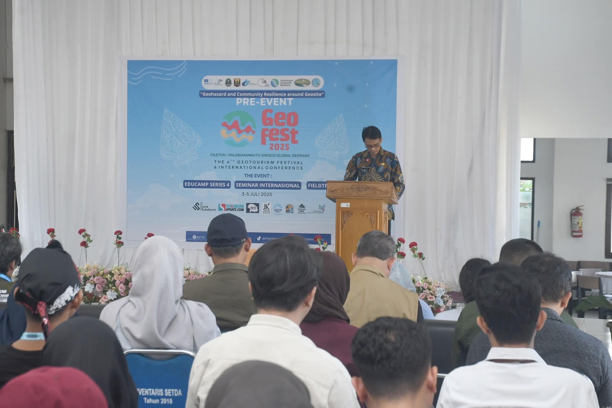 Asisten Daerah (Asda) Bidang Administrasi Umum Sekretariat Daerah Kabupaten Sukabumi, Yulipri saat membuka Geotourism Festival and International Conference (Geo Fest 2025).