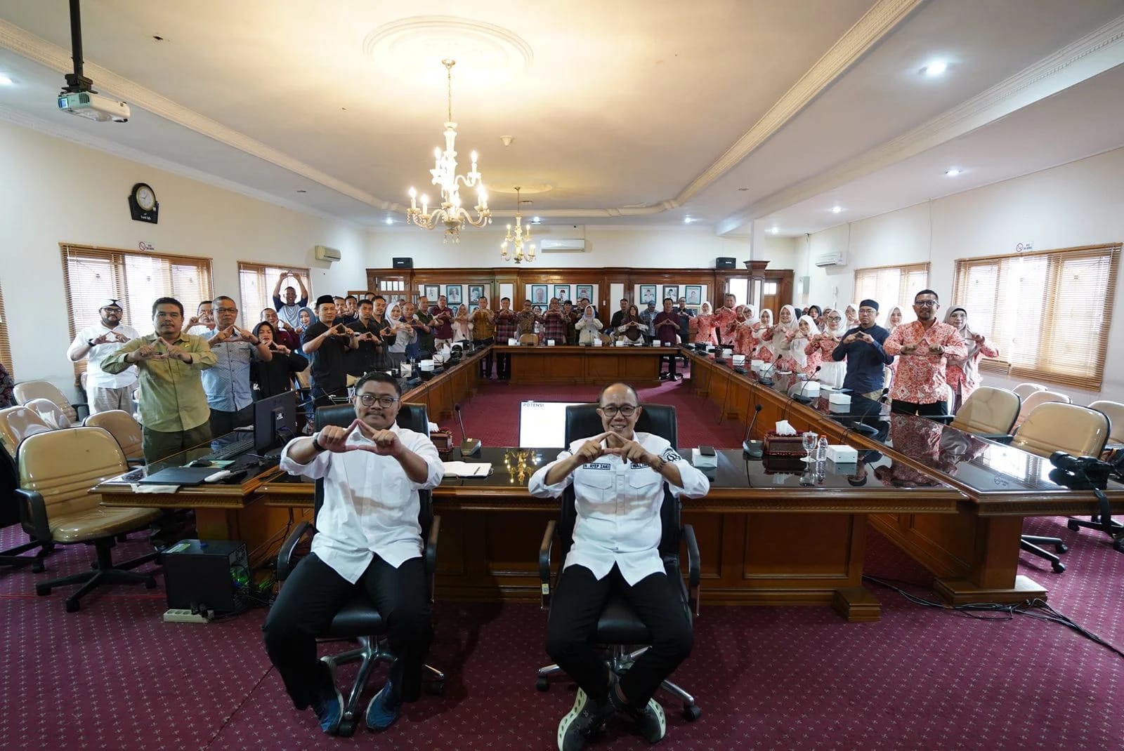 Wali Kota Sukabumi, Ayep Zaki, saat menghadiri sosialisasi program peningkatan PAD di Opproom Sekretariat Daerah Kota Sukabumi, Jumat (4/7/2025).