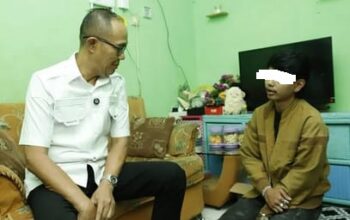 Wali Kota Sukabumi, Ayep Zaki, saat menyambangi kediaman Muhammad Bagus Saputra, warga Kelurahan Subangjaya, Kecamatan Cikole.