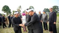 Potret Bupati Purwakarta Lantik Pejabat di Hamparan Sawah