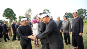 Potret Bupati Purwakarta Lantik Pejabat di Hamparan Sawah