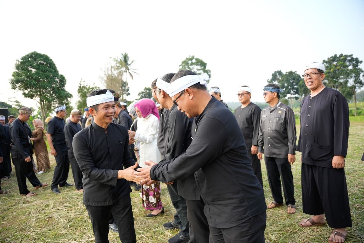 Bupati Purwakarta Saepul Bahri Binzein saat menyalami pejabat eselon II yang dirotasi dalam pelantikan pejabat yang digelar di hamparan sawah di Purwakarta, Jumat (4/7/2025). (Pemkab Purwakarta)
