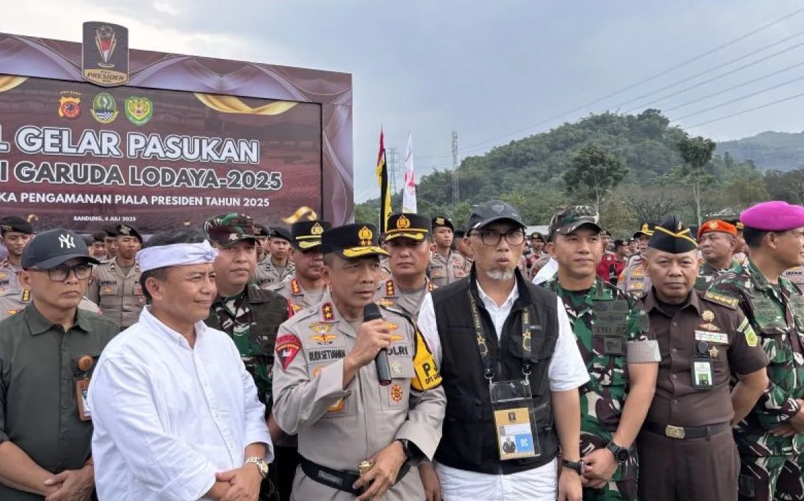 Kapolda Jawa Barat Irjen Pol Rudi Setiawan saat memberikan keterangan di Bandung, Jawa Barat, Jumat (4/7/2025).