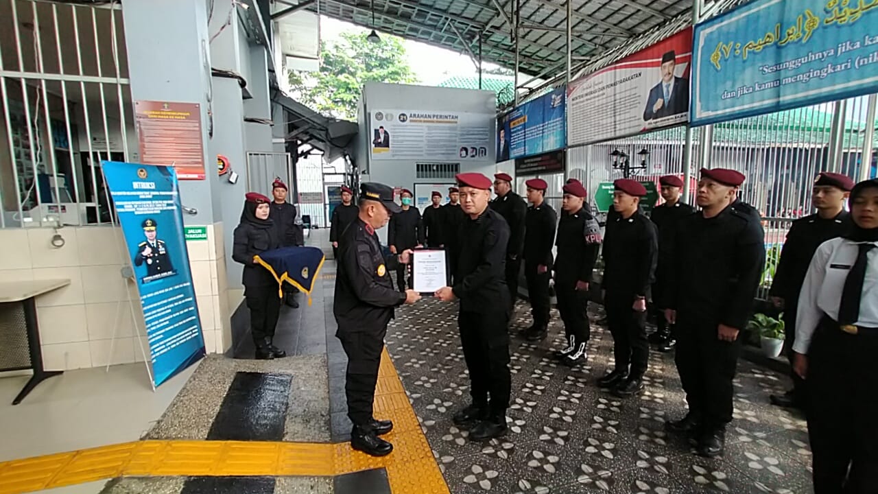 Penyerahan penghargaan dari PMI Kota Sukabumi kepada Lapas Kelas IIB Sukabumi atas partisipasi aktif dalam kegiatan donor darah sukarela.