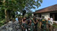 Saat TNI dan Warga Cikembar Kompak Bangun Drainase