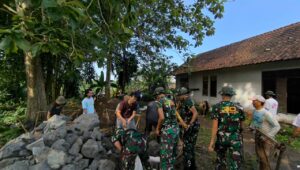 Saat TNI dan Warga Cikembar Kompak Bangun Drainase