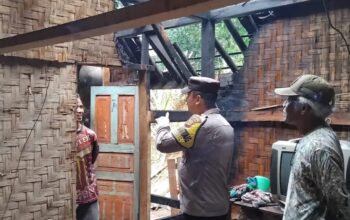 Sebuah rumah panggung milik warga di Kampung Cibonceret, RT 02 RW 03, Desa Waluran, Kecamatan Waluran, Kabupaten Sukabumi, ludes terbakar pada Jumat pagi