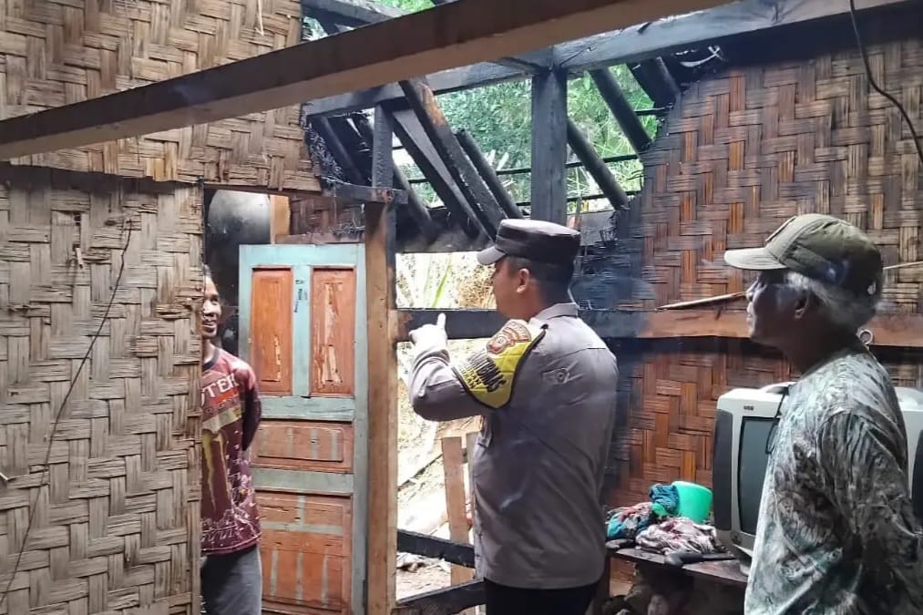 Sebuah rumah panggung milik warga di Kampung Cibonceret, RT 02 RW 03, Desa Waluran, Kecamatan Waluran, Kabupaten Sukabumi, ludes terbakar pada Jumat pagi