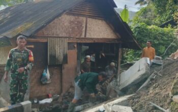 Foto: Nandi/Radar Sukabumi – Tim gabungan saat melakukan pengecekan lokasi longsor di Desa Sirnarasa, Kecamatan Cikakak.