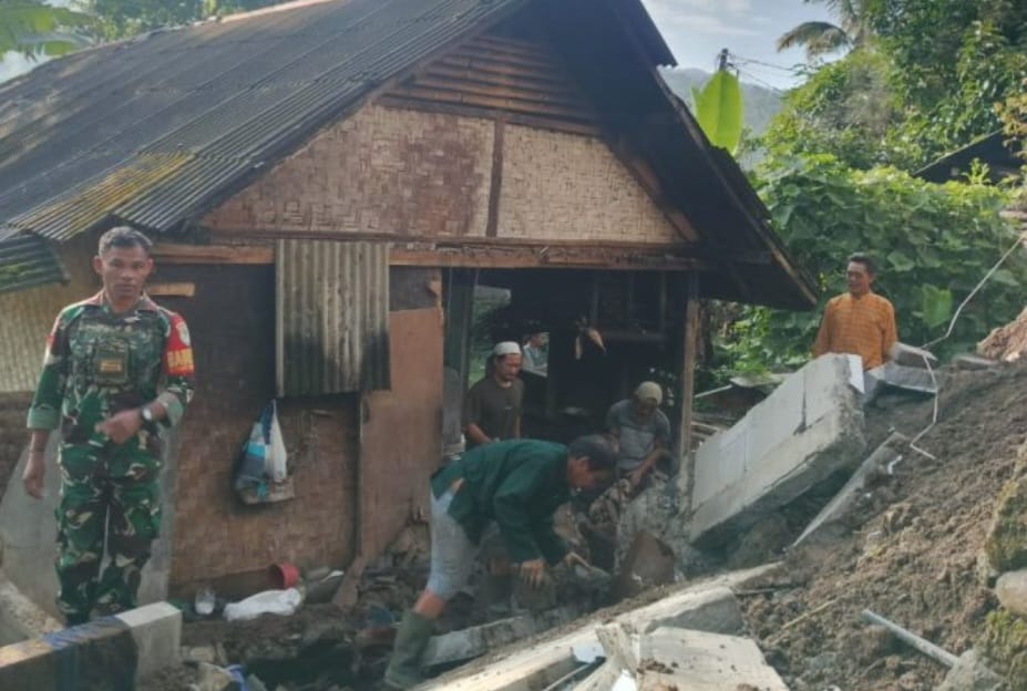 Foto: Nandi/Radar Sukabumi – Tim gabungan saat melakukan pengecekan lokasi longsor di Desa Sirnarasa, Kecamatan Cikakak.