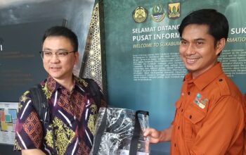 Petugas Diarpus Kabupaten Sukabumi, saat memberikan cinderamata kepada salah satu evaluator UGGp di PIG Palabuhanratu.