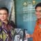 Petugas Diarpus Kabupaten Sukabumi, saat memberikan cinderamata kepada salah satu evaluator UGGp di PIG Palabuhanratu.
