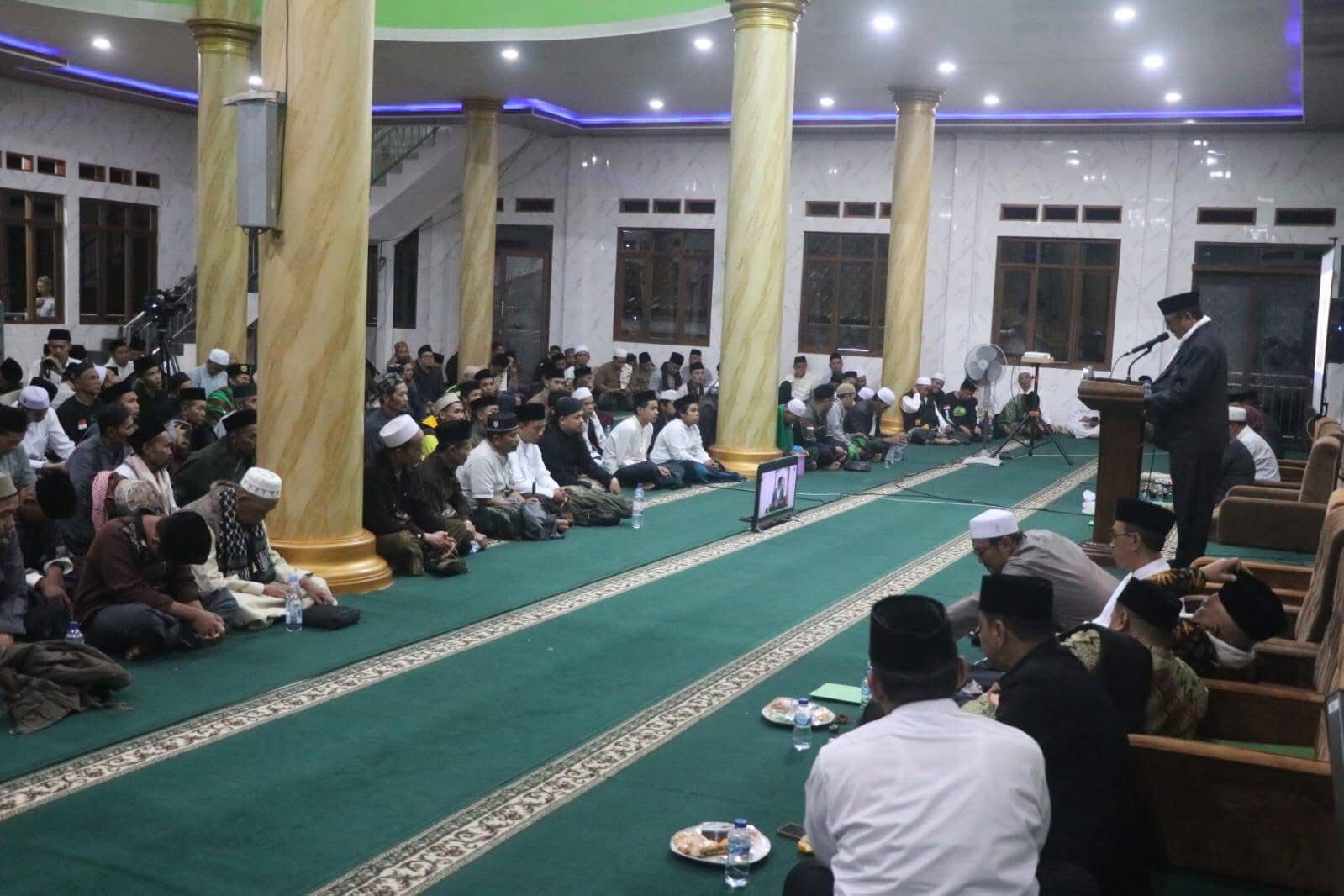 SAMBUTAN: Bupati Sukabumi, Asep Japar, saat memberikan sambutan pada perayaan Tahun Baru Islam 1447 H dan Milad Penegakan Syariat Islam (PSI) di Ponpes Azzainiyyah, Kecamatan Sukabumi, Sabtu (05/07).(FOTO: UNTUK RADAR SUKABUMI)