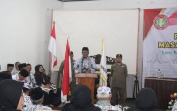 SAMBUTAN: Bupati Sukabumi, Asep Japar, saat memberikan sambutan pada Konferensi PGRI Kabupaten Sukabumi di Hotel Sukabumi Indah, Sabtu (05/07).(FOTO: UNTUK RADAR SUKABUMI)