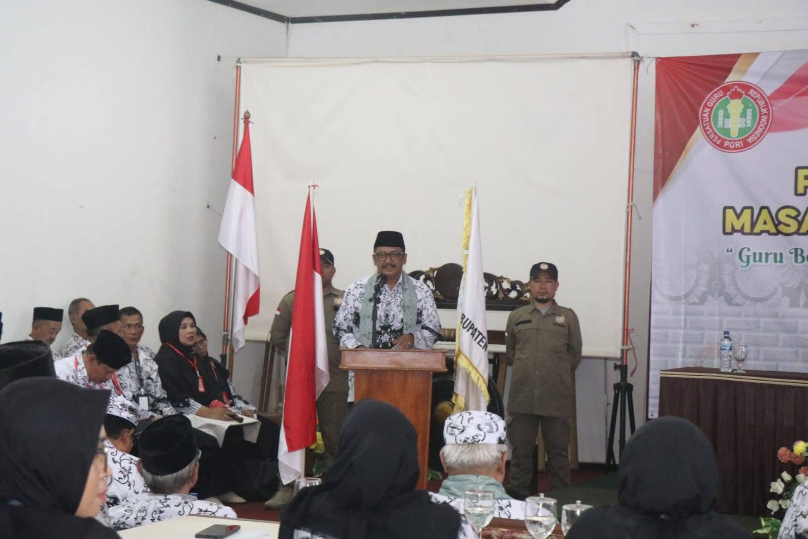 SAMBUTAN: Bupati Sukabumi, Asep Japar, saat memberikan sambutan pada Konferensi PGRI Kabupaten Sukabumi di Hotel Sukabumi Indah, Sabtu (05/07).(FOTO: UNTUK RADAR SUKABUMI)
