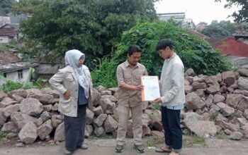 PENYALURAN BANTUAN: Personel DPUTR Kota Sukabumi saat melakukan penanganan sementara dengan pemasangan bronjong di jembatan yang terancam longsor di RT 5/3 Kebon Danas, Kelurahan Karangtengah, Kecamatan Gunungpuyuh, Minggu (6/7).