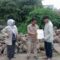 PENYALURAN BANTUAN: Personel DPUTR Kota Sukabumi saat melakukan penanganan sementara dengan pemasangan bronjong di jembatan yang terancam longsor di RT 5/3 Kebon Danas, Kelurahan Karangtengah, Kecamatan Gunungpuyuh, Minggu (6/7).