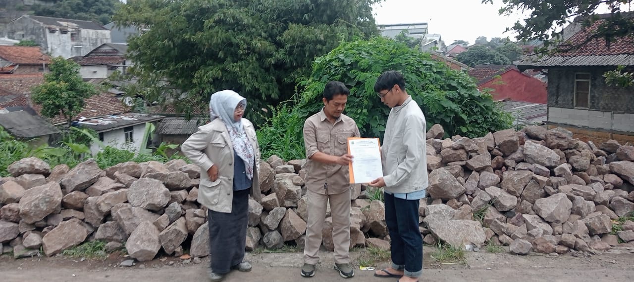 PENYALURAN BANTUAN: Personel DPUTR Kota Sukabumi saat melakukan penanganan sementara dengan pemasangan bronjong di jembatan yang terancam longsor di RT 5/3 Kebon Danas, Kelurahan Karangtengah, Kecamatan Gunungpuyuh, Minggu (6/7).
