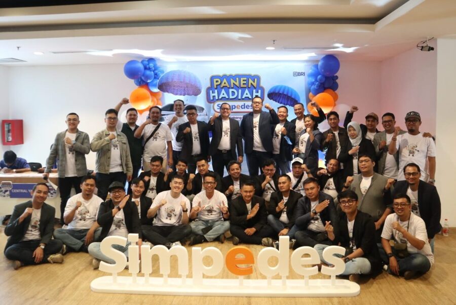 SUKSES: Pinca BRI Sukabumi, Duta Okki Wicaksono foto bersama dengan Pincapem BRI KCP Surade, Dhomi Priya Utama, para kepala unit dan panitia Panen Hadiah Simpedes Semester II/2024 di Hotel Laska Sukabumi, Minggu (6/7/2025). (ist)