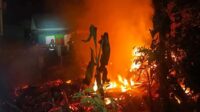 Detik-detik Dua Rumah Ludes Terbakar di Sagaranten