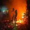 TERBAKAR: Dua rumah warga di Kampung Citajur, Desa Gunung Bentang, Kecamatan Sagaranten, ludes dilalap api, Minggu (6/7/2025) dini hari.(FOTO: UNTUK RADAR SUKABUMI)