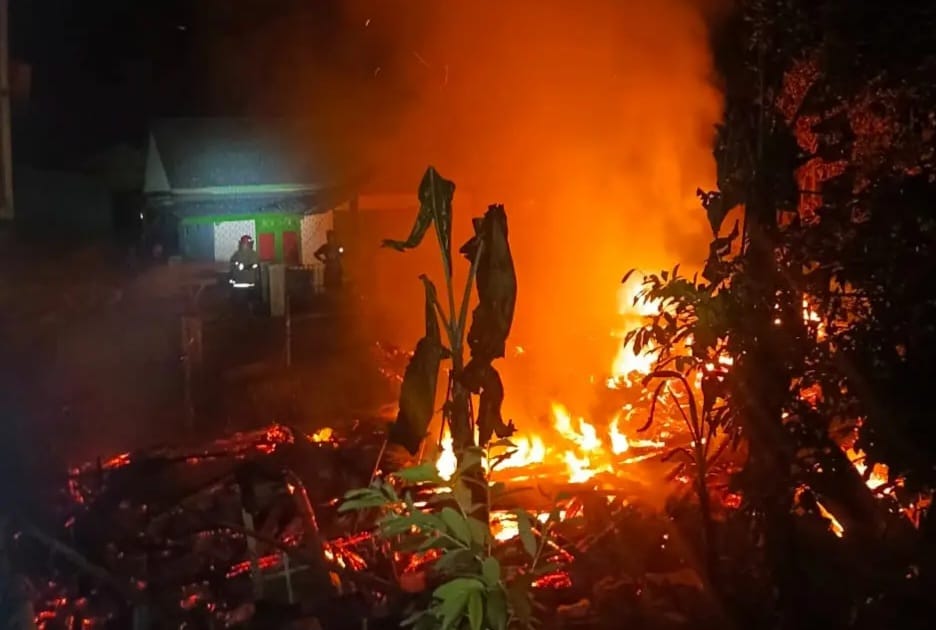 TERBAKAR: Dua rumah warga di Kampung Citajur, Desa Gunung Bentang, Kecamatan Sagaranten, ludes dilalap api, Minggu (6/7/2025) dini hari.(FOTO: UNTUK RADAR SUKABUMI)